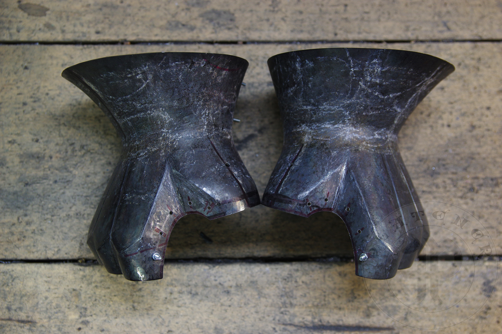 Hourglass gauntlets forged without welding from medium carbon steel, heat hardened and tempered up to 42 HRC. Fingers in articulated construction inspired by finds from Sweden. Brass decoration with roping motive./Rkawice klepsydrowe wykonane bez spawania ze stali redniowglowej, hartowane i odpusczane do 42 HRC. Palce w konstrukcji segmentowej wzorowane na znaleziskach ze Szwecji. Mosine dekoracje z motywem linowym.